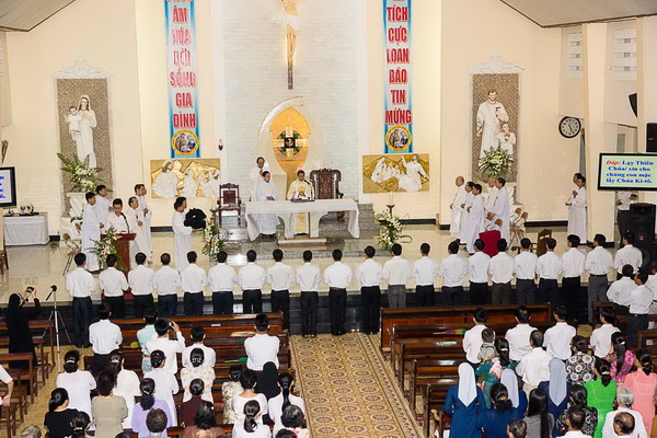 My Tho diocese holds a ceremony to give religious vestment for seminarians